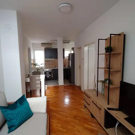 Appartamento Matica Srpska Sa Garazom